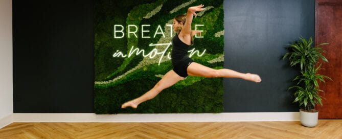 dancer demonstrating straight knees