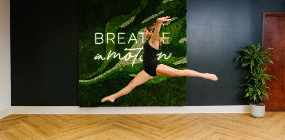 dancer demonstrating straight knees