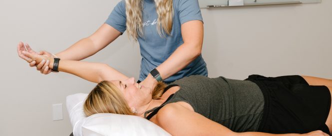 PT assessing shoulder pain